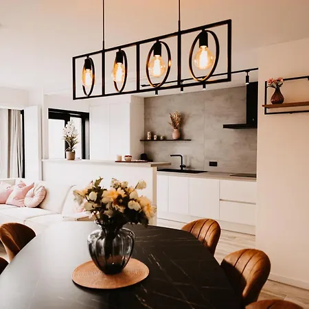 Centre Bayview + Free Parking Apartment