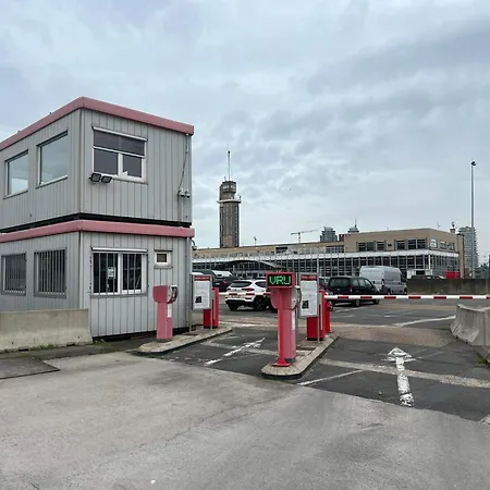 Centre Bayview + Free Parking